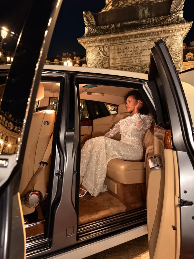 Mariée installée à l'arrière de la Phantom