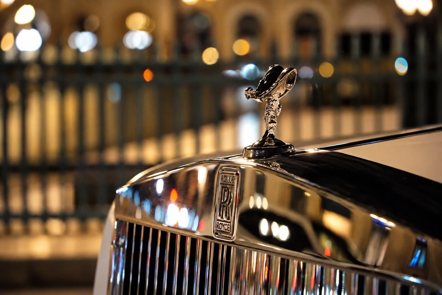 Le Spirit of Ecstasy sur le capot de la Phantom