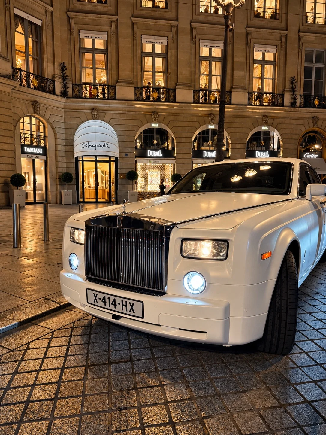 Calandre et phares de la Rolls-Royce Phantom de nuit
