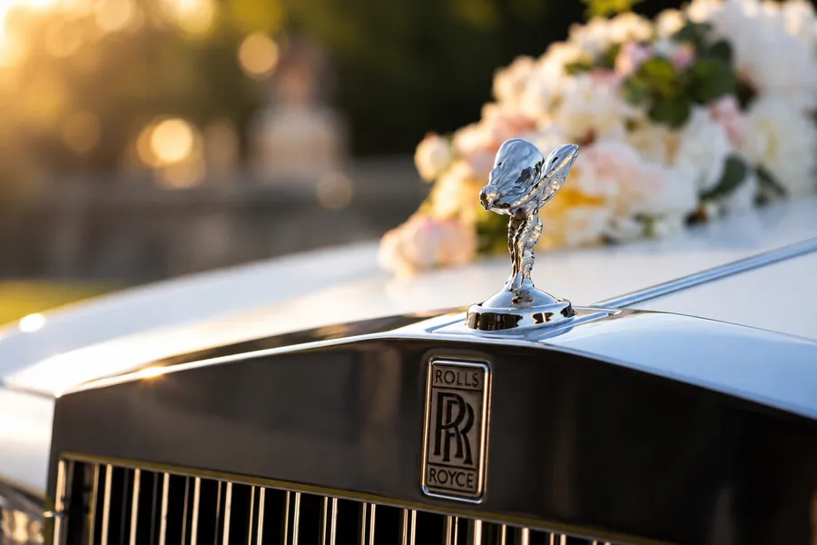 Spirit of Ecstasy et bouquet de fleurs