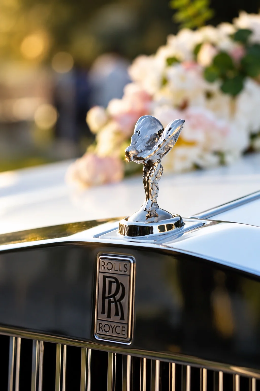 Bouquet de fleurs blanches sur le capot de la Rolls-Royce Phantom
