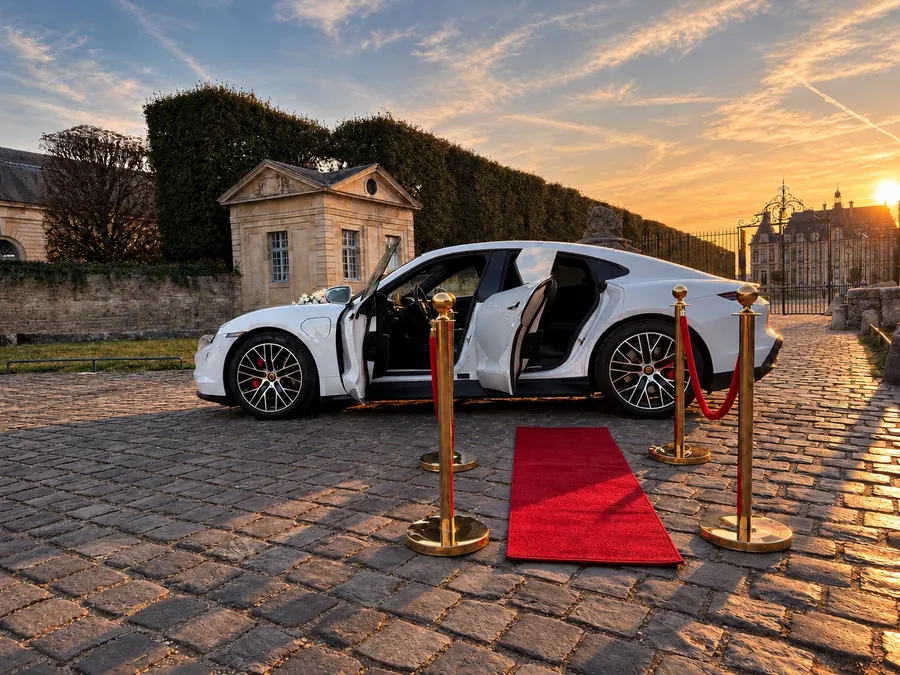 Porsche Taycan portières ouvertes sur le tapis rouge