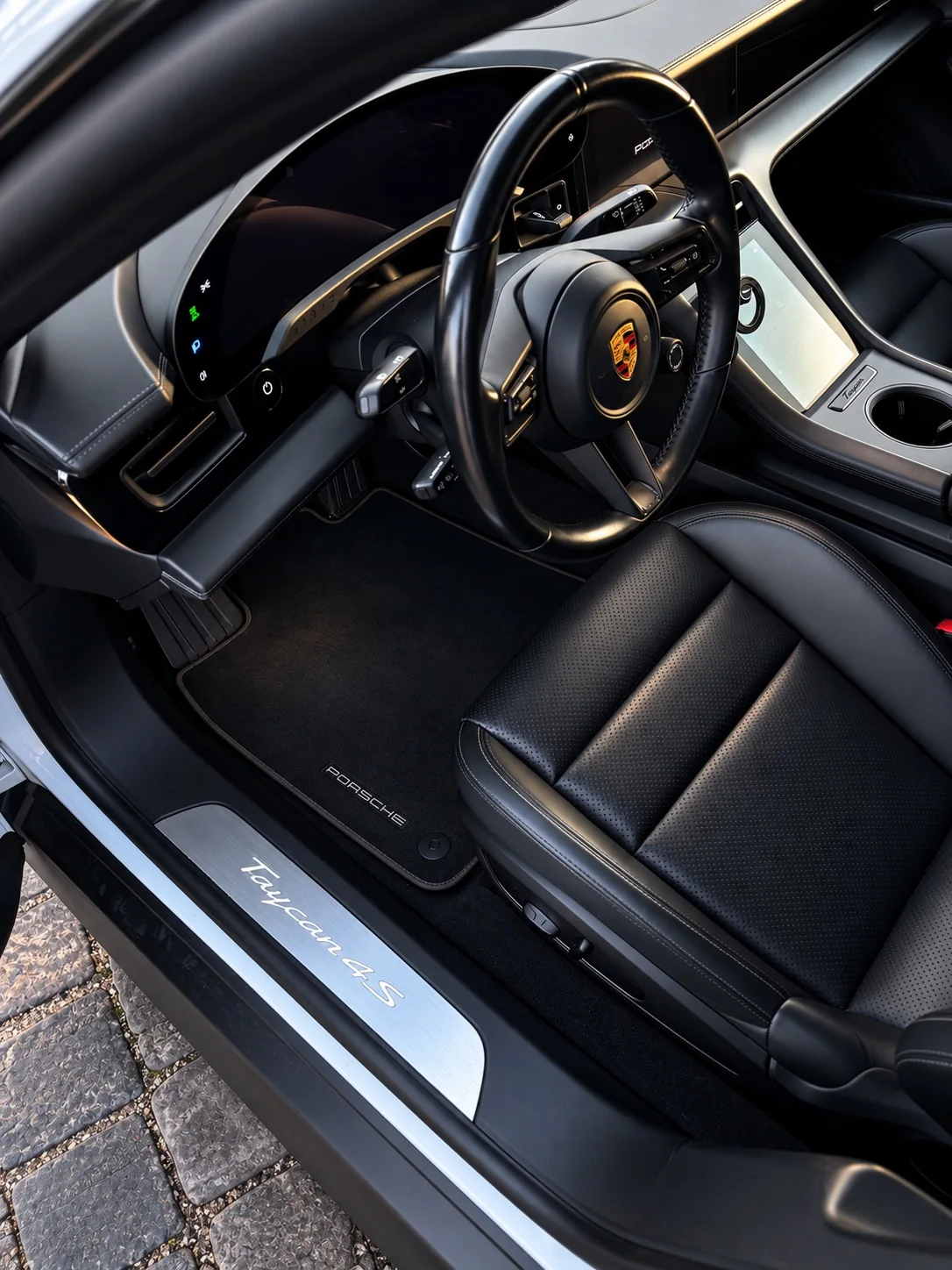 Intérieur cuir noir de la Porsche Taycan