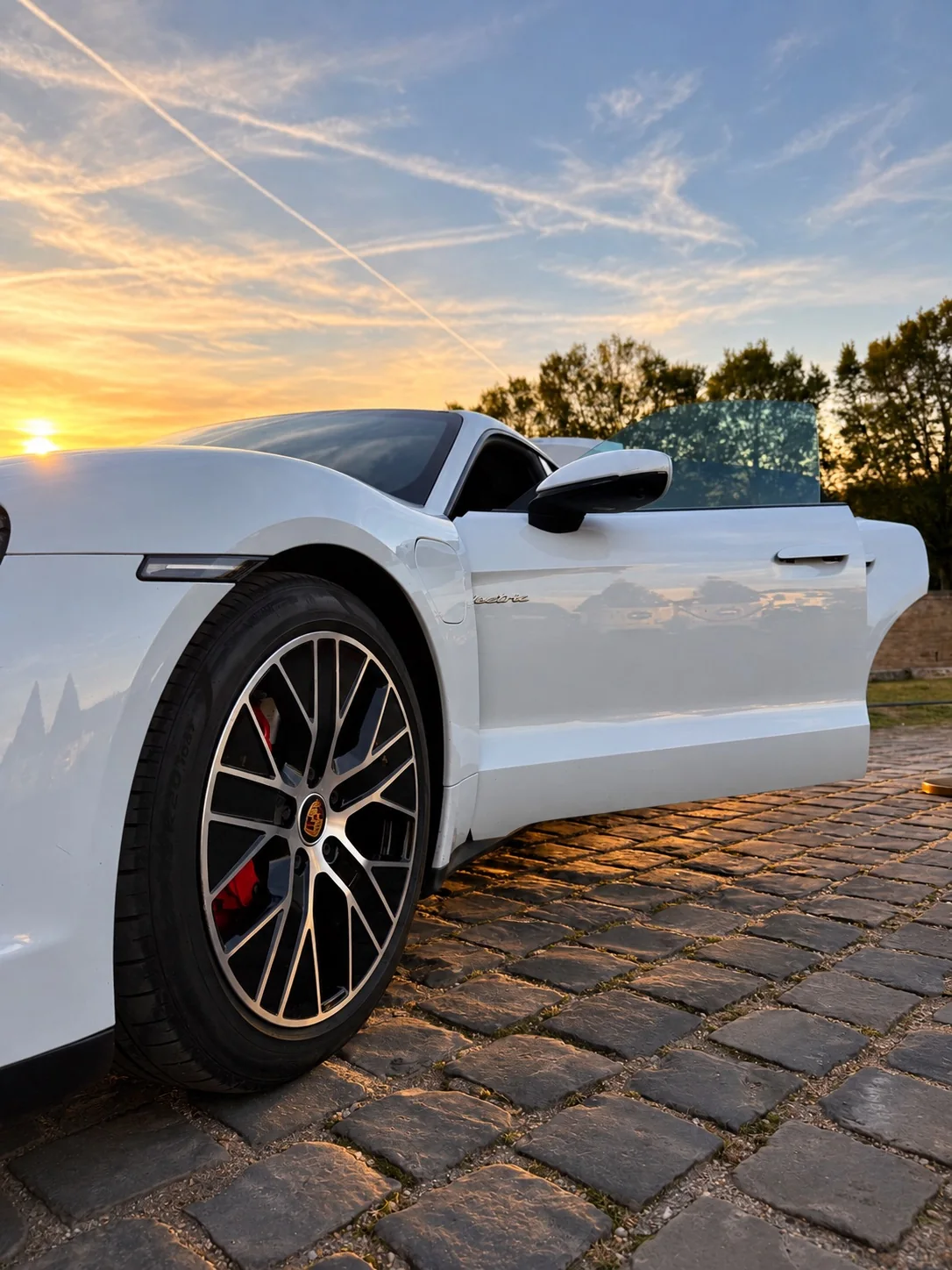 Jante de la Porsche Taycan au coucher du soleil