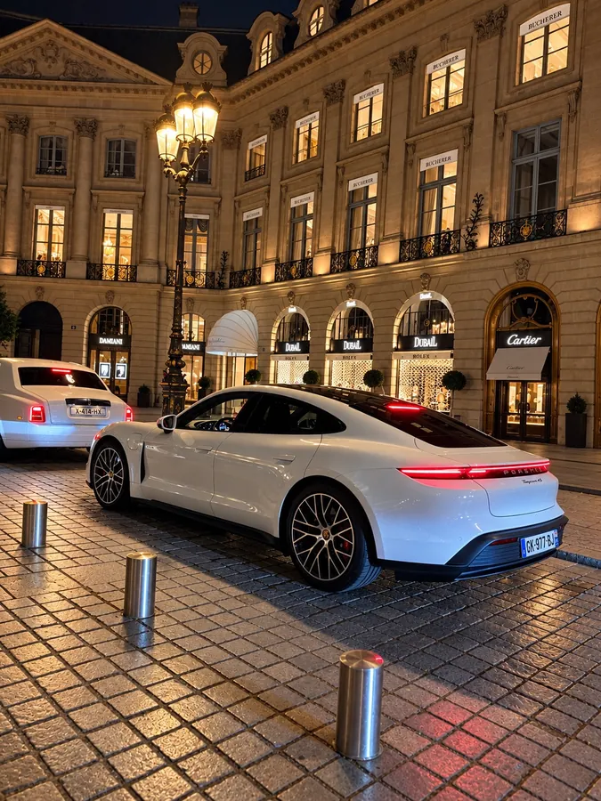 Feux arrière de la Taycan, place Vendôme